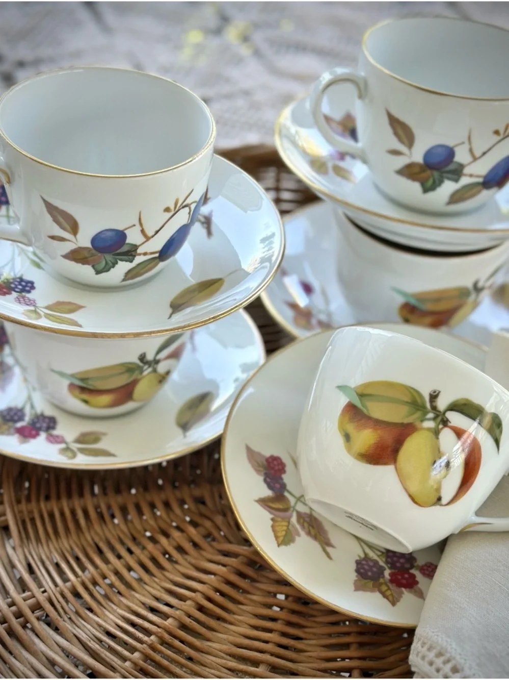 5 Vintage Royal Worcester Evesham Cups and Saucers Set England Gold Trim